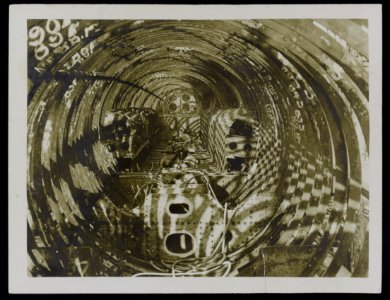 (Clyde and Newcastle). Interior view of a submarine in course of construction, Bestanddeelnr 158-0842