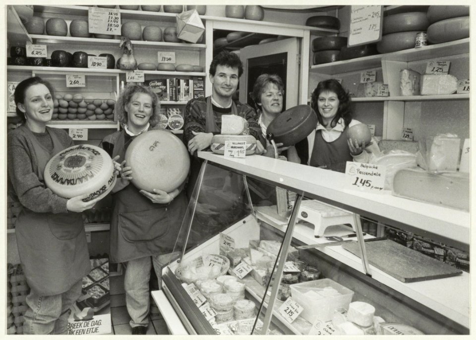't Kaaswinkeltje, in het midden eigenaar Harry van Breukelen. NL-HlmNHA 54032226