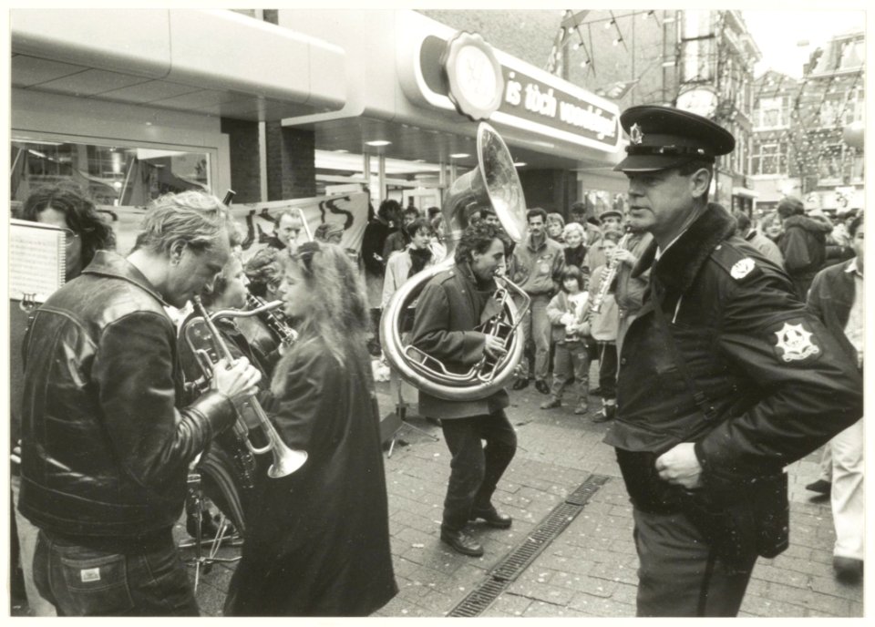 'Schone kleren-actie' in de Anegang. Het Haarlemse straatorkest verzorgt de muzikale begeleiding. NL-HlmNHA 54031927