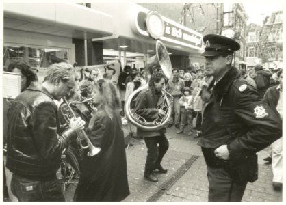 'Schone kleren-actie' in de Anegang. Het Haarlemse straatorkest verzorgt de muzikale begeleiding. NL-HlmNHA 54031927