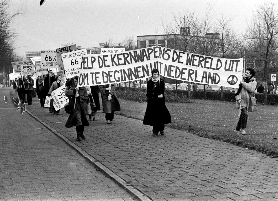 'Picketing' protest voor het Catshuis i.v.m. het kabinetsberaad m.b.t. de modern, Bestanddeelnr 930-5744