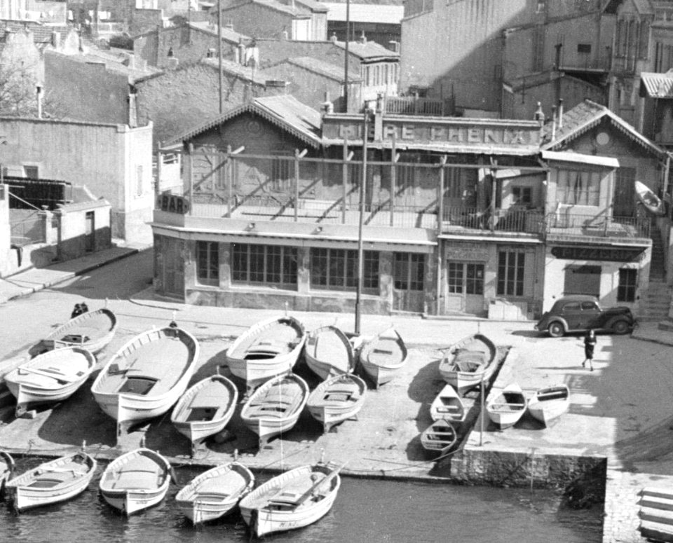 "BIERE PHENIX" "PIZZERIA" with boats in 1935 France, from- Zicht op de haven van Cassis, Bestanddeelnr 254-1823 (cropped)