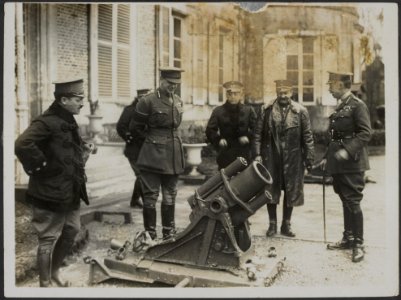  visit to the British ... Henry Rawlinson tells them all about a captured, Bestanddeelnr 158-2390