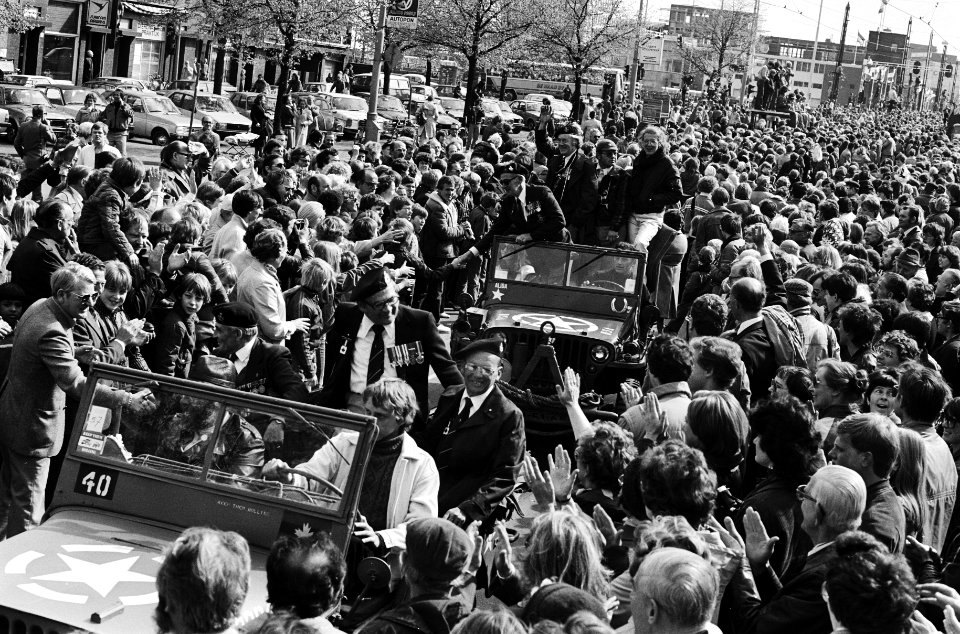 (Her) Intocht van Canadezen die Amsterdam bevrijdden op Vrijheidslaan vanaf de , Bestanddeelnr 930-8139