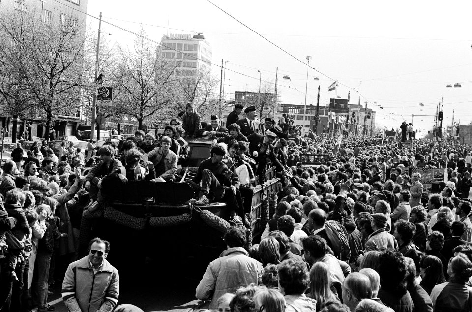 (Her) Intocht van Canadezen die Amsterdam bevrijdden op Vrijheidslaan vanaf de , Bestanddeelnr 930-8140