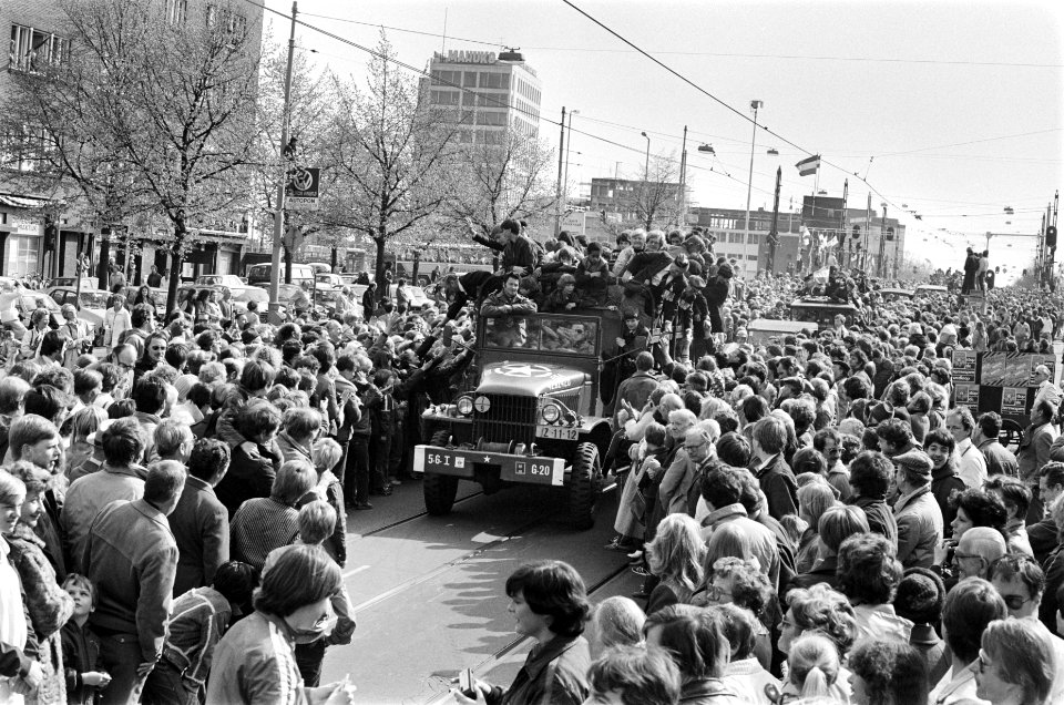 (Her) Intocht van Canadezen die Amsterdam bevrijdden op de Vrijheidslaan, Bestanddeelnr 930-8145