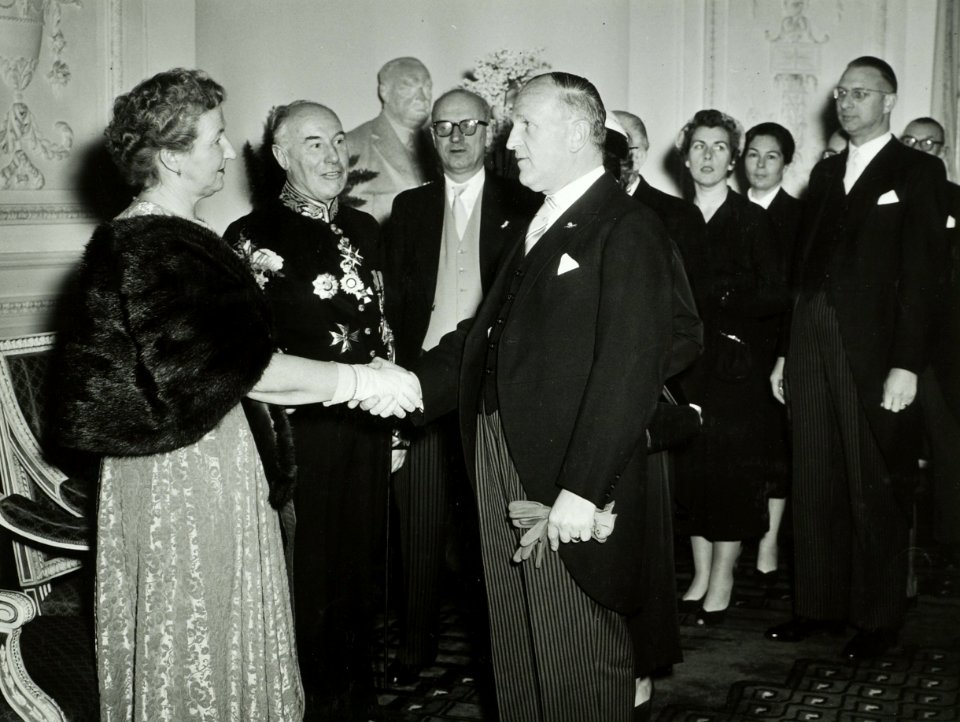 (lnks) Prinsen, Mevr. (midden) Prinsen, Dr. Mr. J.(rechts) de Roos. NL-HlmNHA 5400463581