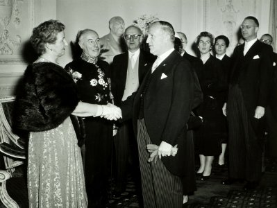 (lnks) Prinsen, Mevr. (midden) Prinsen, Dr. Mr. J.(rechts) de Roos. NL-HlmNHA 5400463581