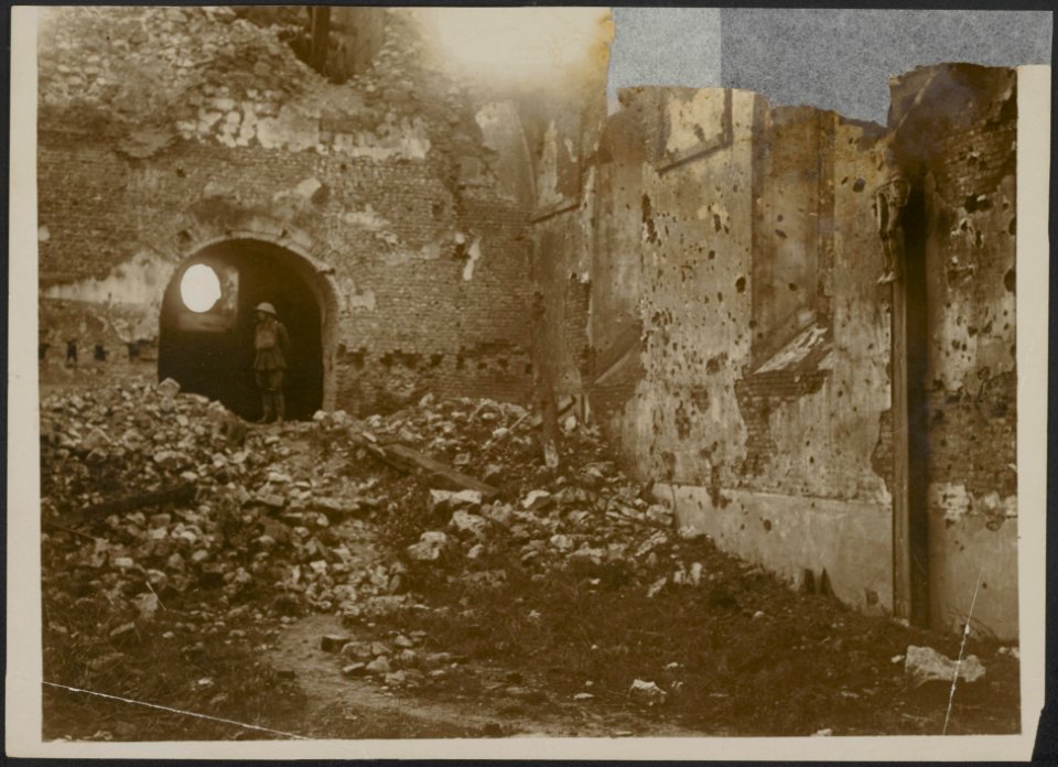  church is down to pieces, but the crucifix on the ..., Bestanddeelnr 158-2783