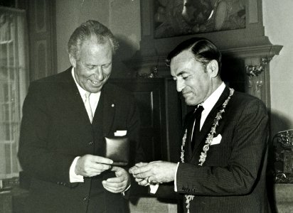 (Links) Geluk, D.J.A. (rechts) de Gou, burgemeester, NL-HlmNHA 5400463981