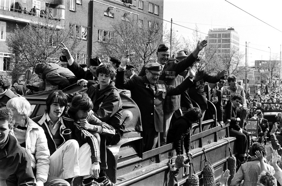 (Her) Intocht van Canadezen die Amsterdam bevrijdden op de Vrijheidslaan, Bestanddeelnr 930-8146