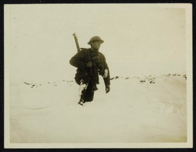  British Tommy tests the depth .. a drift of snow., Bestanddeelnr 158-1323