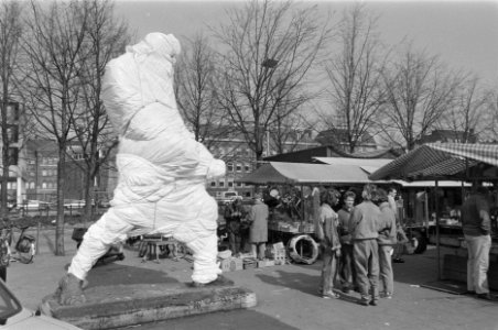 (no. 12) Beeld De Houtwerker van Slavomir Miletic op Waterlooplein uit protest, Bestanddeelnr 933-9401