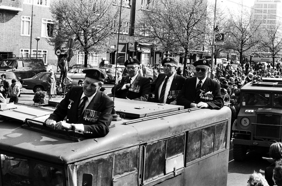 (Her) Intocht van Canadezen die Amsterdam bevrijdden op de Vrijheidslaan, Bestanddeelnr 930-8147