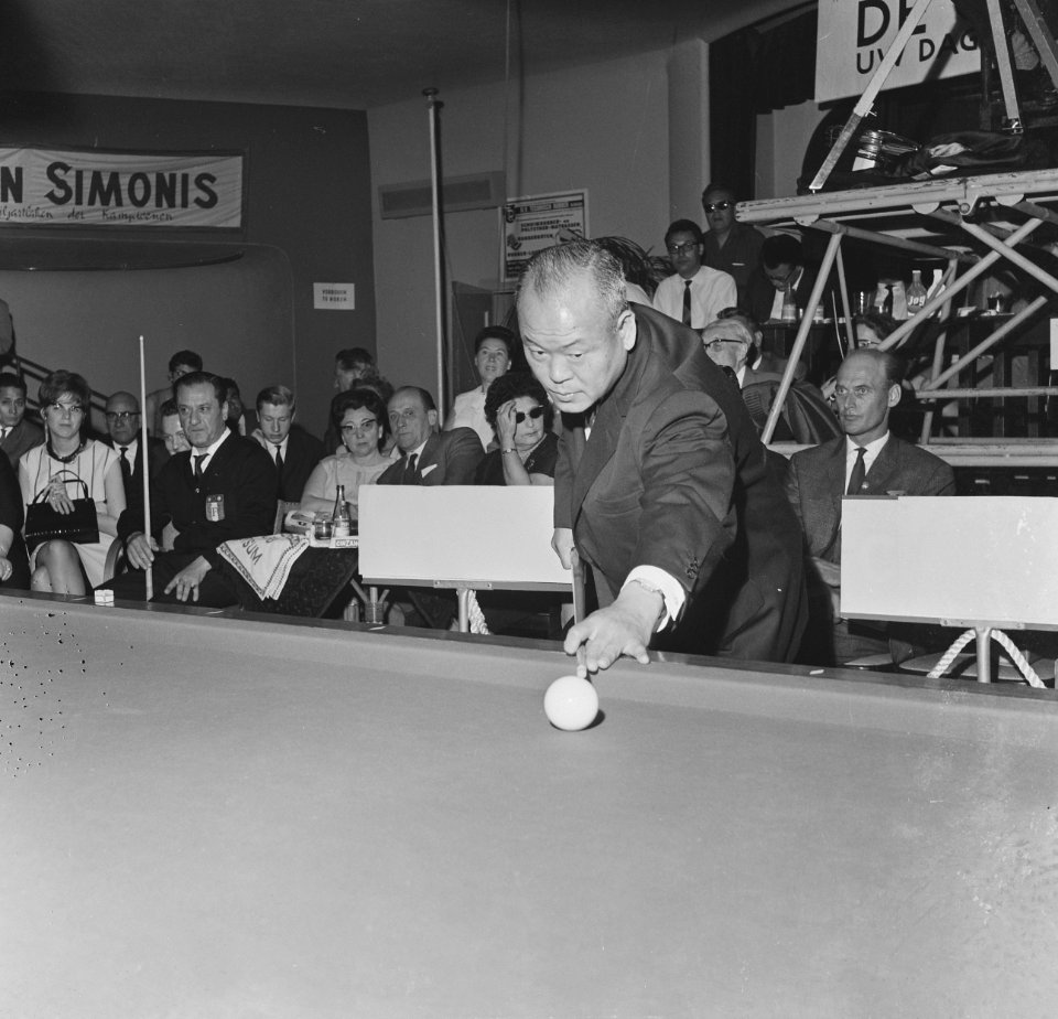 1965 World Three-cushion Championship, Koya Ogata (JPN), Bestanddeelnr 917-7802 (cropped bottom edge)