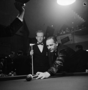 1961 World Three-cushion Championship, Bert Teegelaar (shooting), Henny de Ruijter (standing), Bestanddeelnr 912-3741