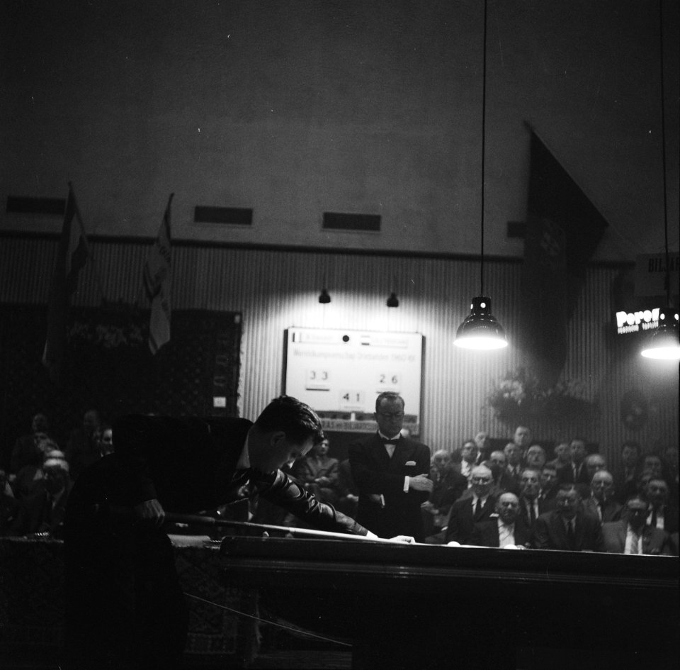 1961 World Three-cushion Championship, Een der deelnemers aan stoot, Bestanddeelnr 912-3761