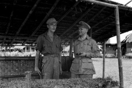 1e Infanterie Brigadegroep generaal Kruls bij een bezoek aan een onderdeel. L, Bestanddeelnr 4271