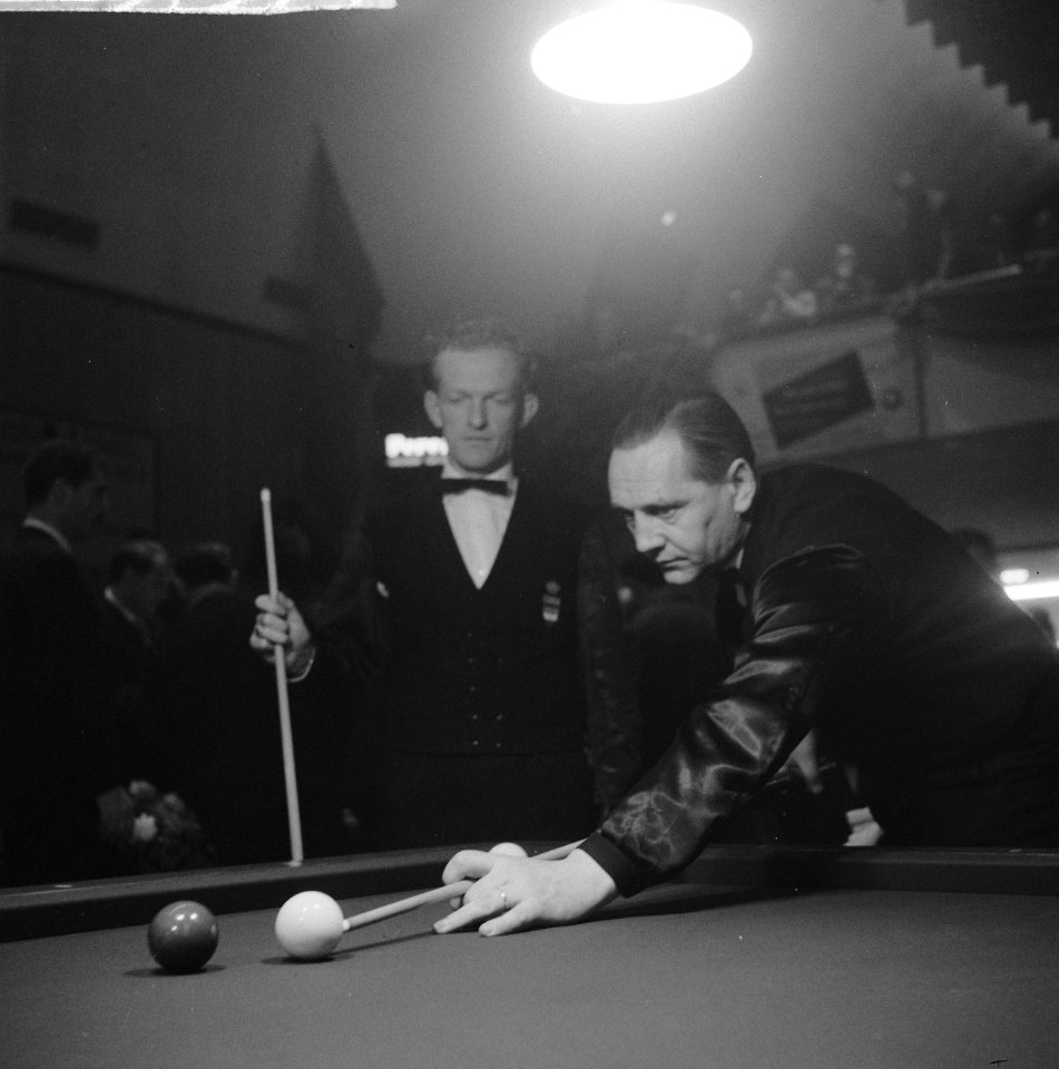1961 World Three-cushion Championship, Bert Teegelaar (shooting), Henny de Ruijter (standing), Bestanddeelnr 912-3739