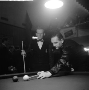 1961 World Three-cushion Championship, Bert Teegelaar (shooting), Henny de Ruijter (standing), Bestanddeelnr 912-3739