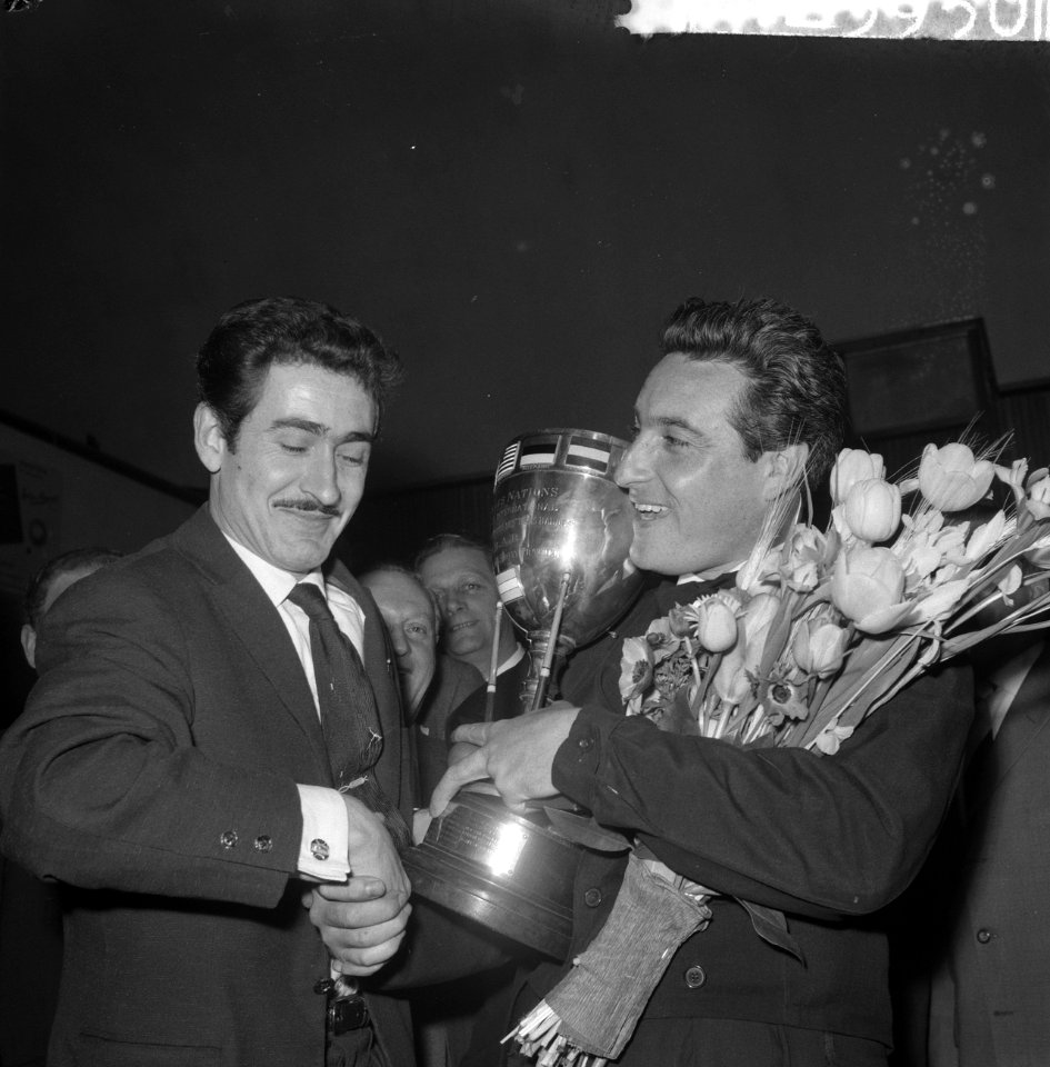 1961 World Three-cushion Championship, Egidio Vieira (POR) left, Adolfo Suarez (PER) right, felicitee, Bestanddeelnr 912-3930