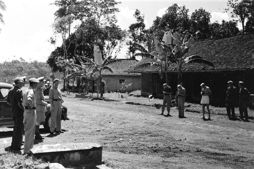 1e Infanterie BrigadegroepGeneraal Kruls wordt gefotografeerd door manschappe, Bestanddeelnr 4282