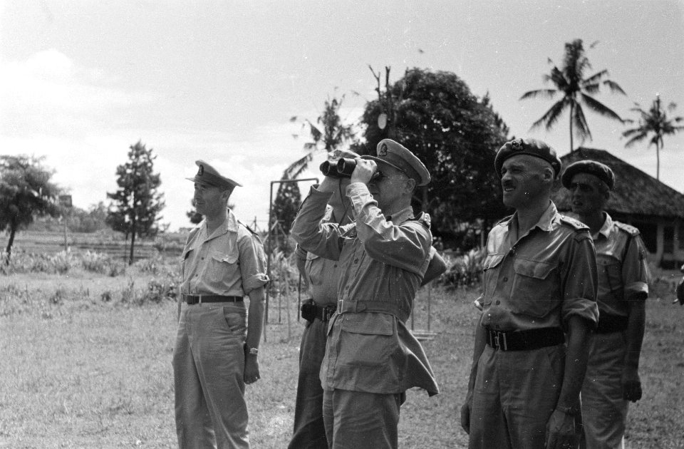 1e Infanterie Brigadegroep generaal Kruls kijkt door een verrekijker. Rechts , Bestanddeelnr 4267