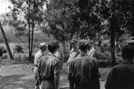 1e Infanterie Brigadegroep generaal Kruls tijdens inspectie van een locatie, Bestanddeelnr 4278