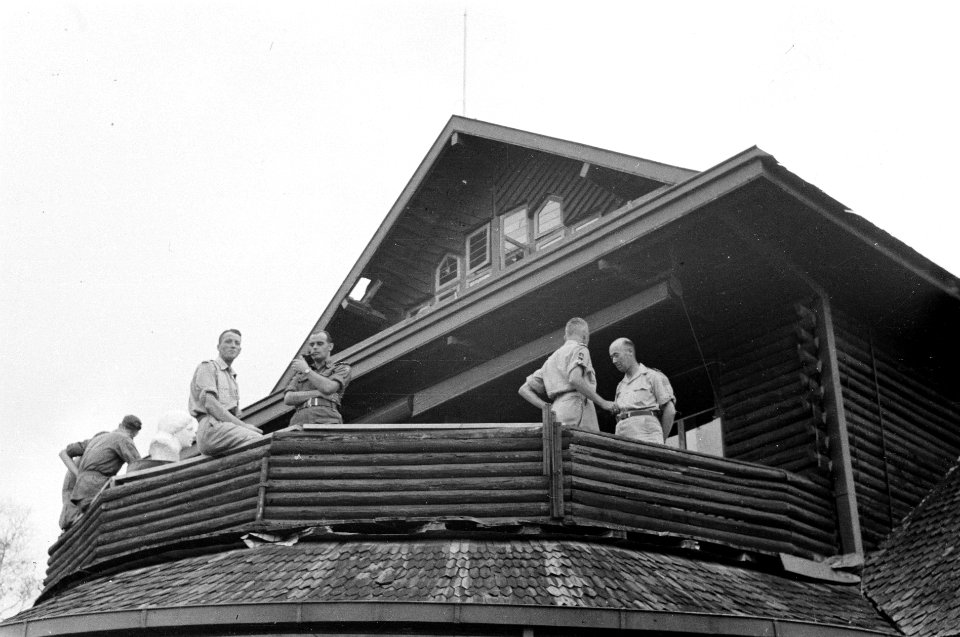 1e Infanterie Brigadegroep te BuitenzorgOp het balkon van een houten huis is , Bestanddeelnr 4232