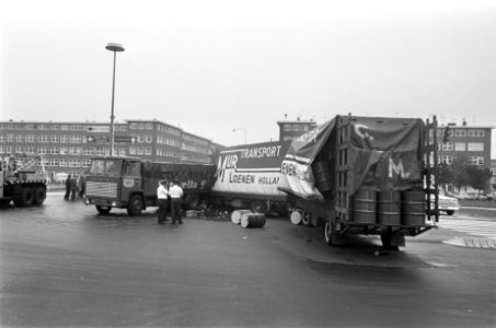 2 trucks met oplegger, beladen met vaten en flesjes frisdrank, in botsing bij Ut, Bestanddeelnr 922-7191