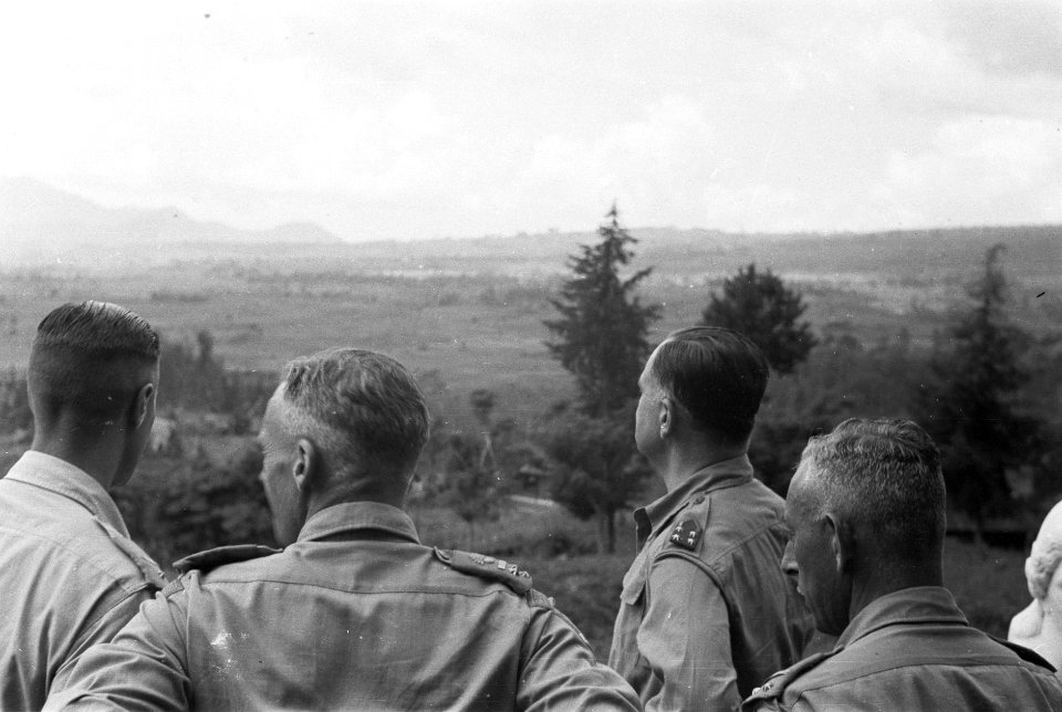1e Infanterie BrigadegroepGeneraal Kruls op een hoog punt in gezelschap van o, Bestanddeelnr 4284