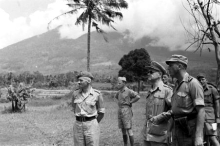 1e Infanterie Brigadegroep generaal Kruls bij een bezoek aan een onderdeel. L, Bestanddeelnr 4270