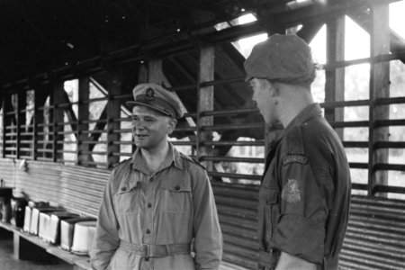 1e Infanterie Brigadegroep generaal Kruls in gesprek met een soldaat van het , Bestanddeelnr 4262