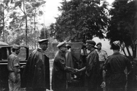 1e Infanterie Brigadegroep te BuitenzorgGeneraal Kruls neemt afscheid n schu, Bestanddeelnr 4235
