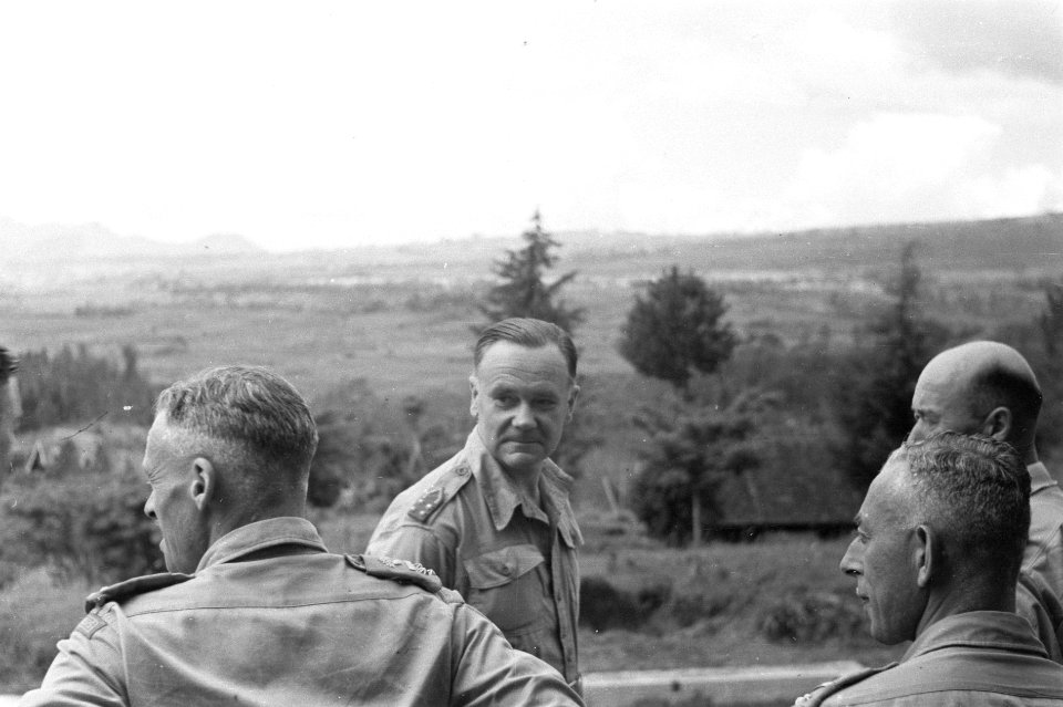 1e Infanterie Brigadegroep te BuitenzorgGeneraal Kruls in gezelschap van offi, Bestanddeelnr 4229