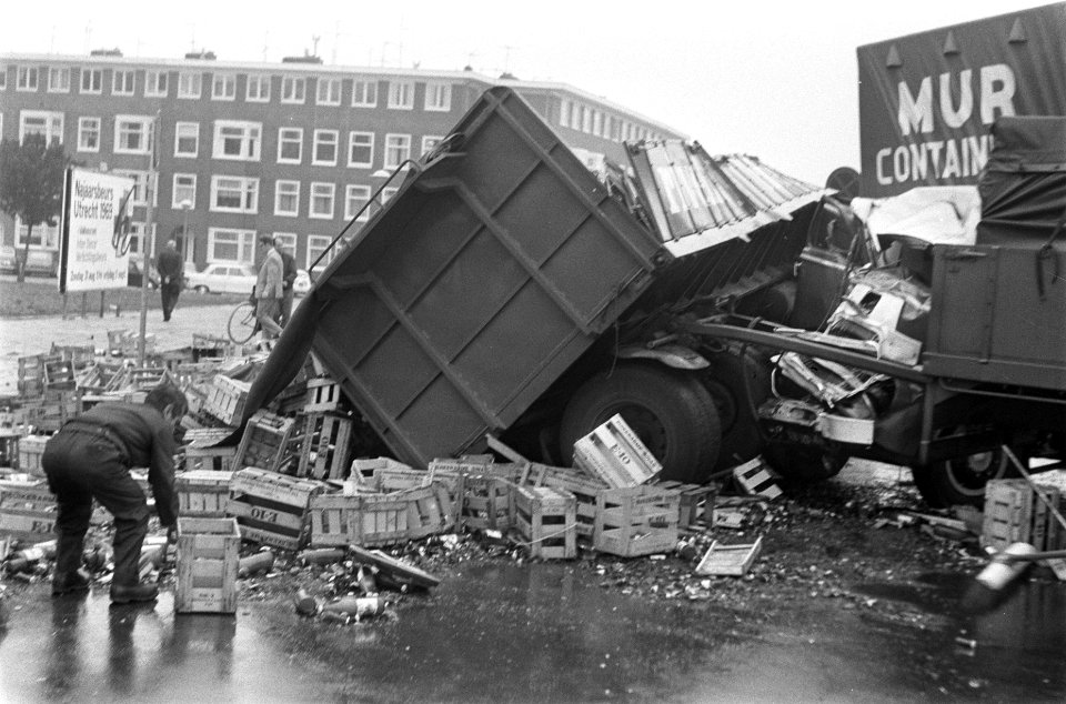 2 trucks met oplegger, beladen met vaten en flesjes frisdrank, in botsing bij Ut, Bestanddeelnr 922-7193