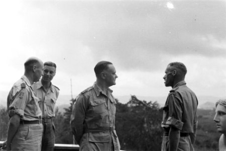 1e Infanterie Brigadegroep te BuitenzorgGeneraal Kruls in gesprek met kolonel, Bestanddeelnr 4230