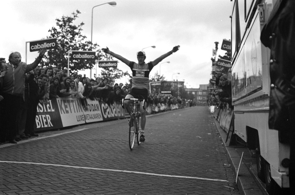 1e etappe van Olympias toer in Den Haag Herman Snoeijink gaat over finish, Bestanddeelnr 927-1474