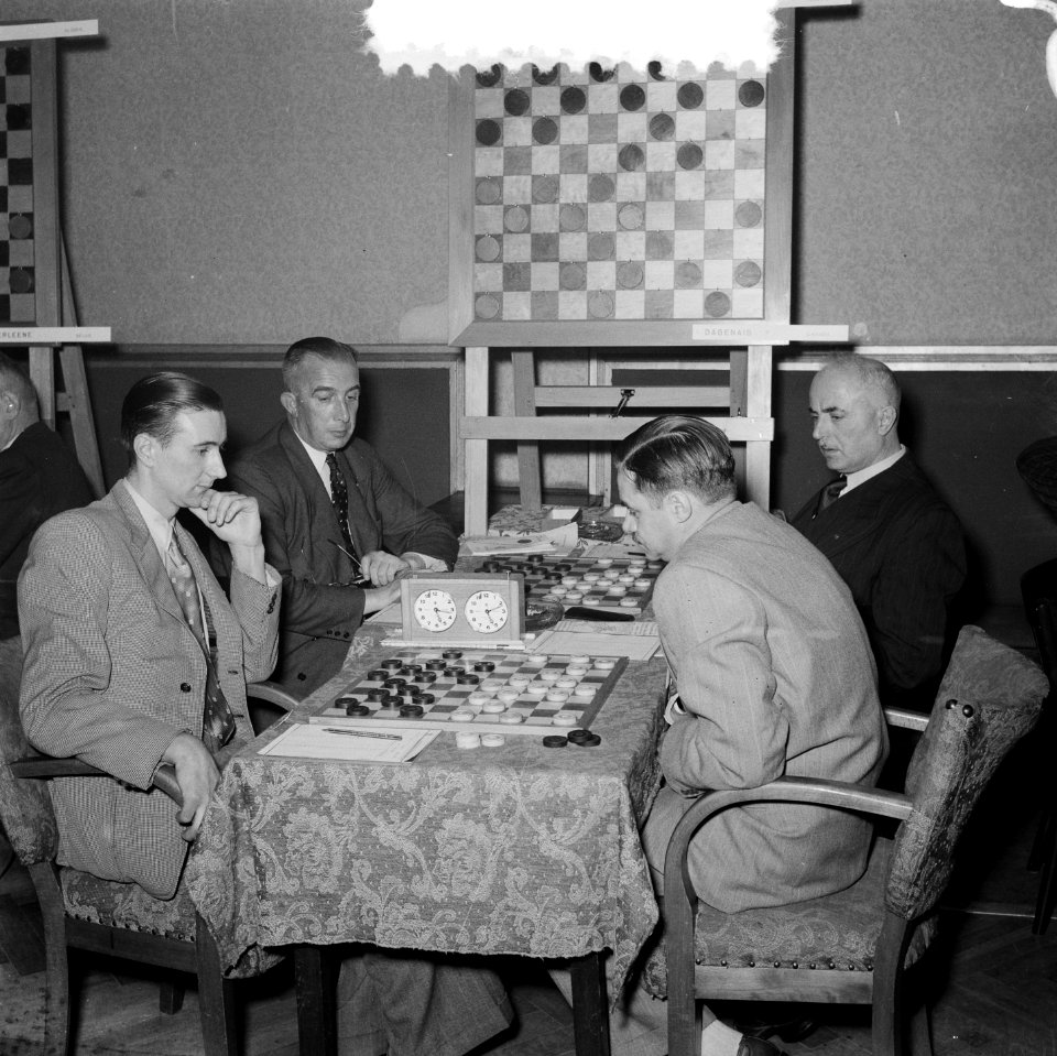 1e Ronde Wereldkampioenschappen Dammen . Degenais (Canada) wit tegen Verpoest (B, Bestanddeelnr 905-3987
