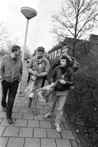 2 werkloze schoolverlaters tijdens tocht naar Den Haag nu op bezoek bij minister, Bestanddeelnr 932-8186