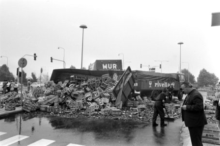 2 trucks met oplegger, beladen met vaten en flesjes frisdrank, in botsing bij Ut, Bestanddeelnr 922-7189