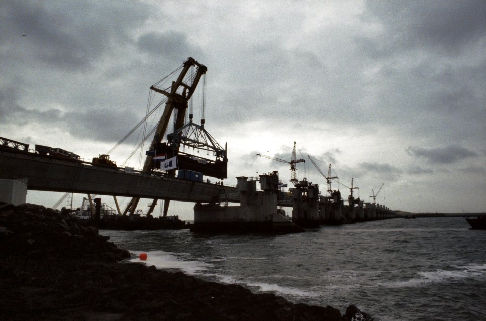 1e Schuif in stormvloedkering Oosterschelde aangebracht een drijvende bok tilt , Bestanddeelnr 253-8863