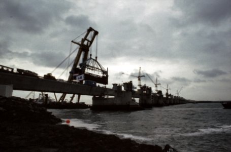 1e Schuif in stormvloedkering Oosterschelde aangebracht een drijvende bok tilt , Bestanddeelnr 253-8863