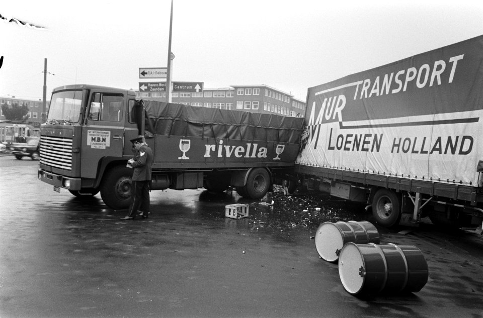 2 trucks met oplegger, beladen met vaten en flesjes frisdrank, in botsing bij Ut, Bestanddeelnr 922-7188