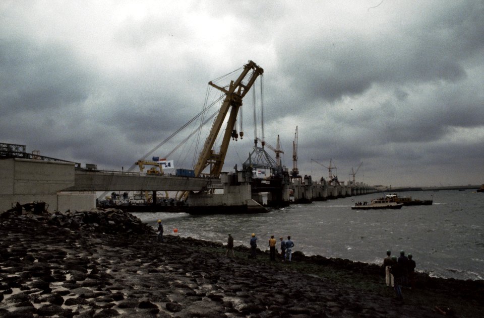 1e Schuif in stormvloedkering Oosterschelde aangebracht een drijvende bok tilt , Bestanddeelnr 253-8865