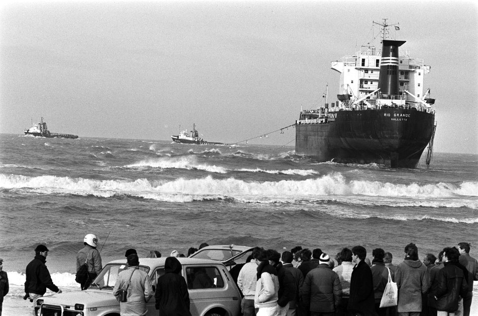 2 slepers bezig met het gestrande schip, Bestanddeelnr 933-5454