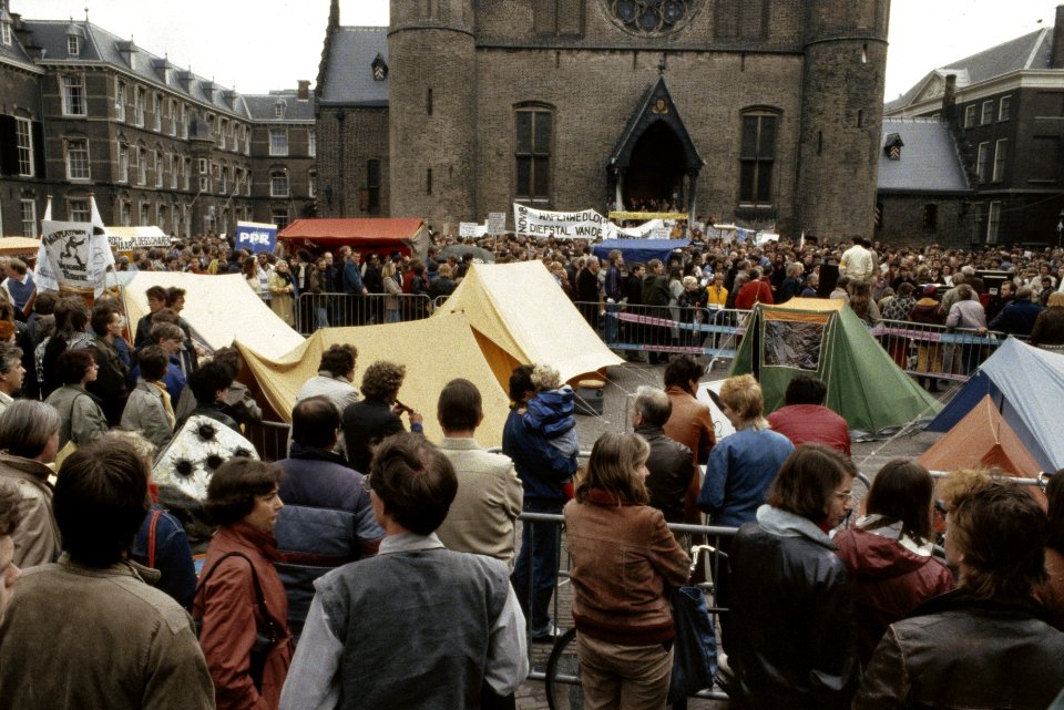 2 Minuten stilte tegen kernwapens op Binnenhof in Den Haag tentenkamp op Binne, Bestanddeelnr 253-8849