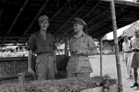1e Infanterie Brigadegroep generaal Kruls bij een bezoek aan een onderdeel. L, Bestanddeelnr 4272