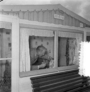 1e Vaste stranddokter Dr. A. J. G. Wermenbal in IJmuiden, Bestanddeelnr 905-8697
