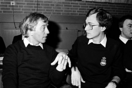 1982 Netherlands 3-Cushion Championship-Rini van Bracht in gesprek met Van der Smissen, Bestanddeelnr 932-4417